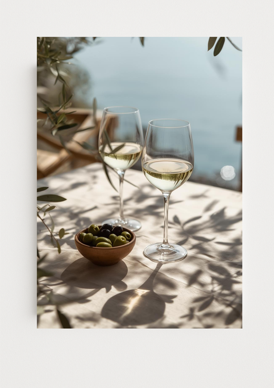 affiche méditerranéenne vin blanc et olives – poster terrasse bord de mer – décoration murale cuisine et salon