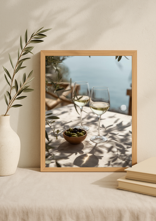 affiche méditerranéenne vin blanc et olives – poster terrasse bord de mer – décoration murale cuisine et salon