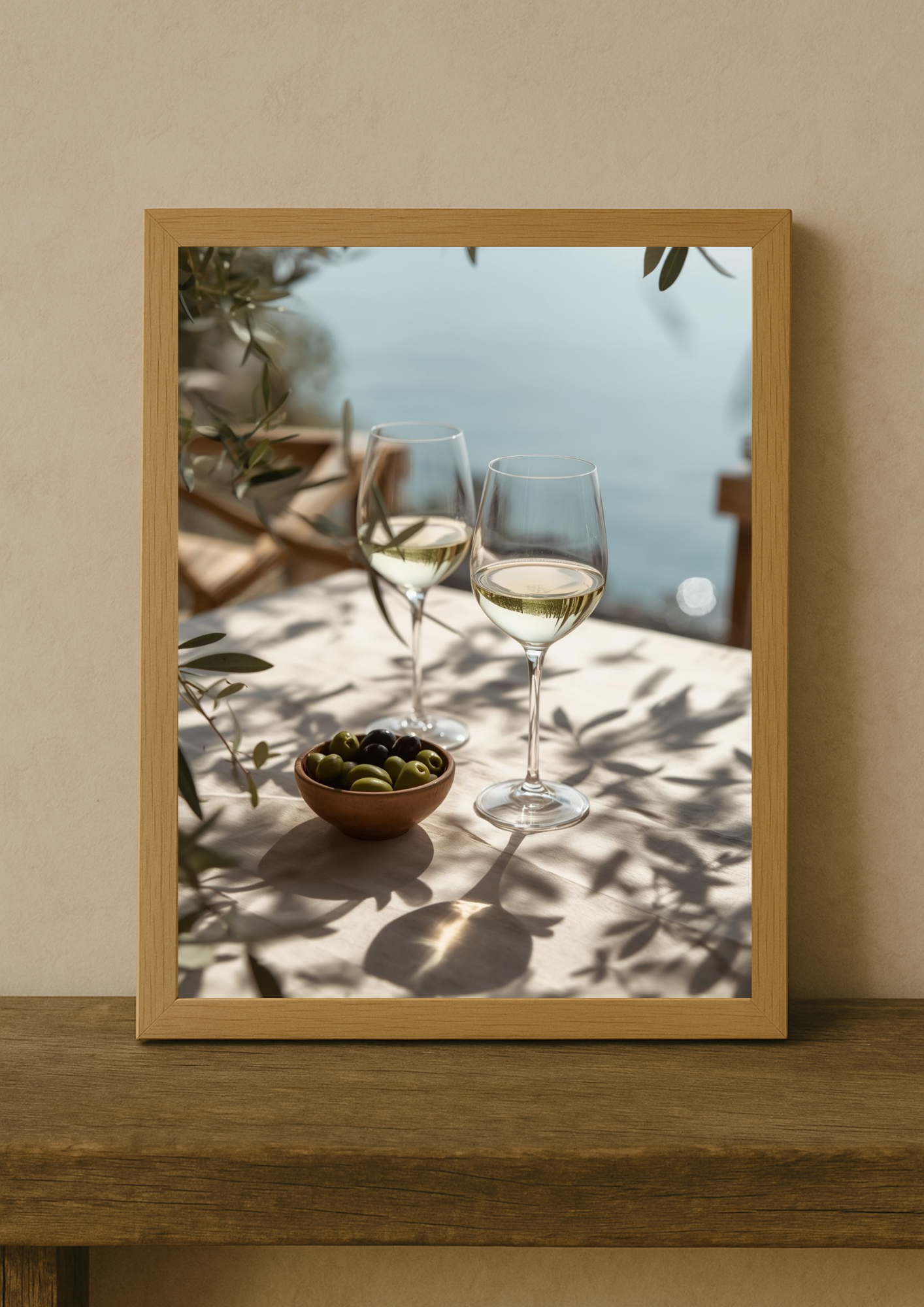 affiche méditerranéenne vin blanc et olives – poster terrasse bord de mer – décoration murale cuisine et salon