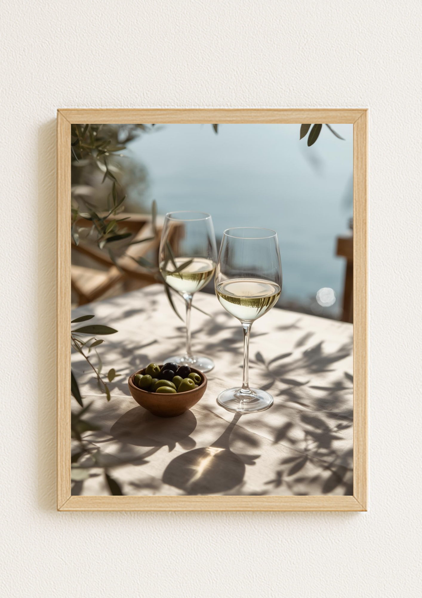 affiche méditerranéenne vin blanc et olives – poster terrasse bord de mer – décoration murale cuisine et salon