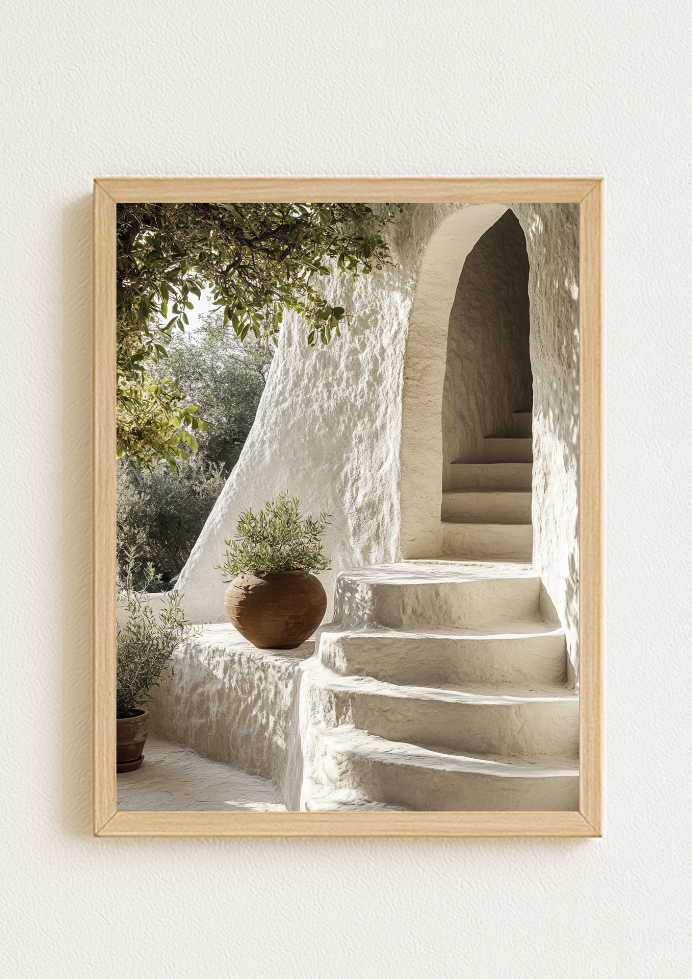 Affiche escalier blanc méditerranéen – décoration murale minimaliste sud