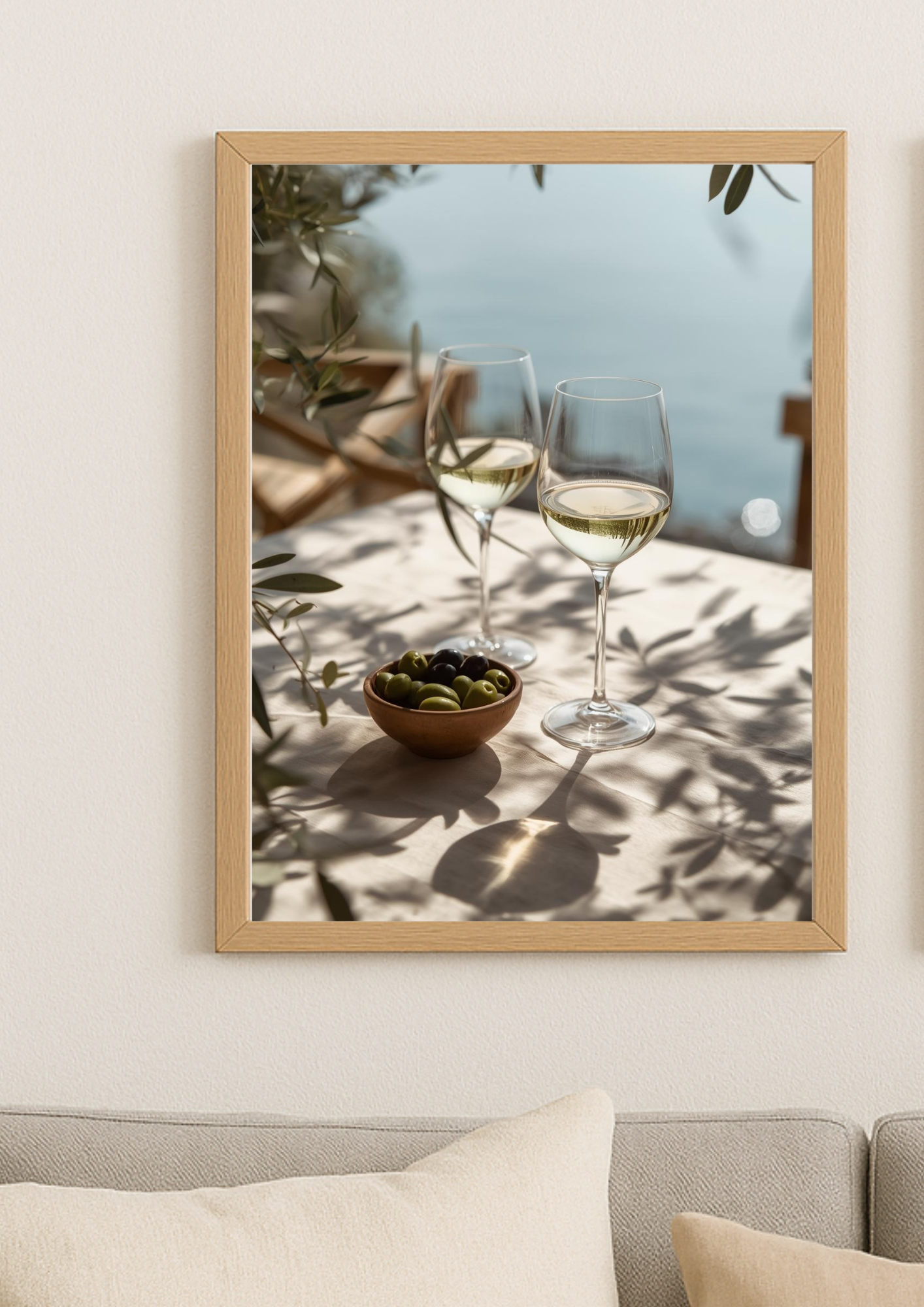 affiche méditerranéenne vin blanc et olives – poster terrasse bord de mer – décoration murale cuisine et salon