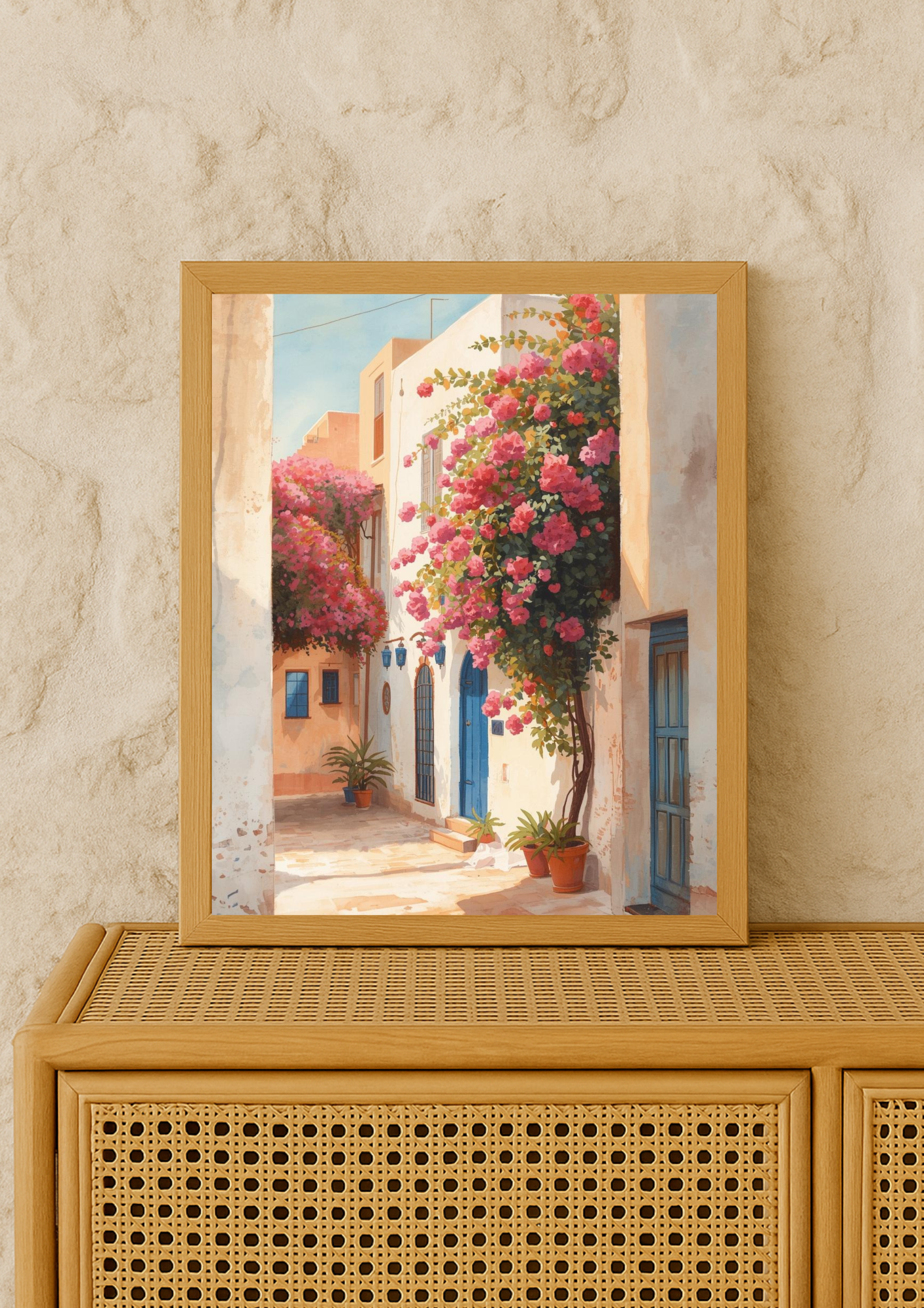 Affiche ruelle méditerranéenne – bougainvilliers roses et portes bleues – décoration murale lumineuse