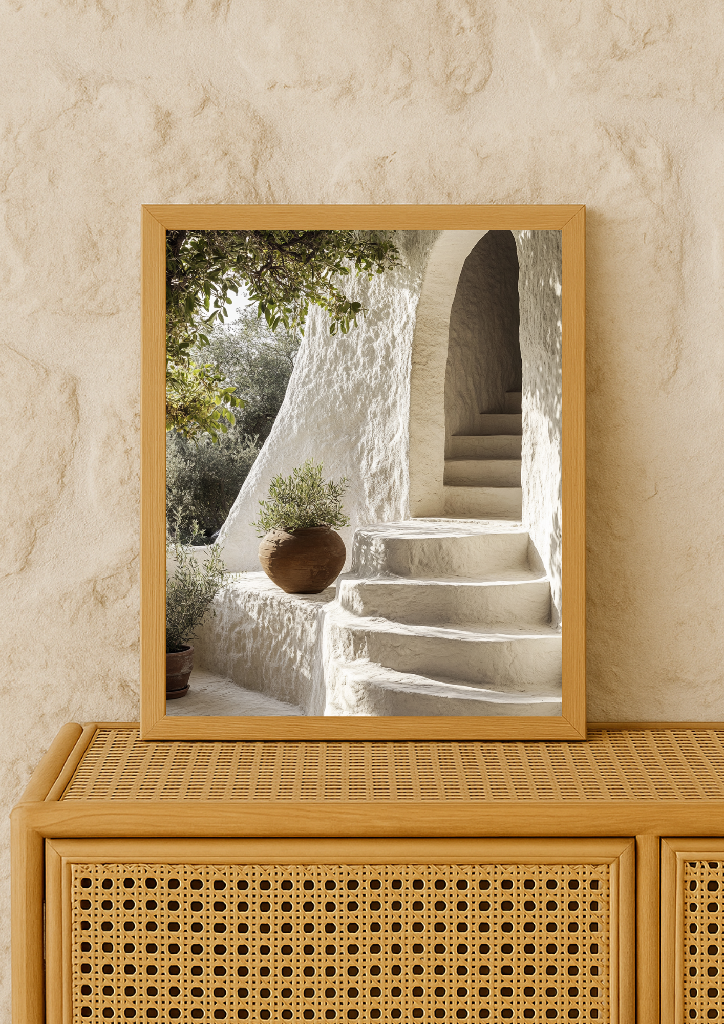 Affiche escalier blanc méditerranéen – décoration murale minimaliste sud