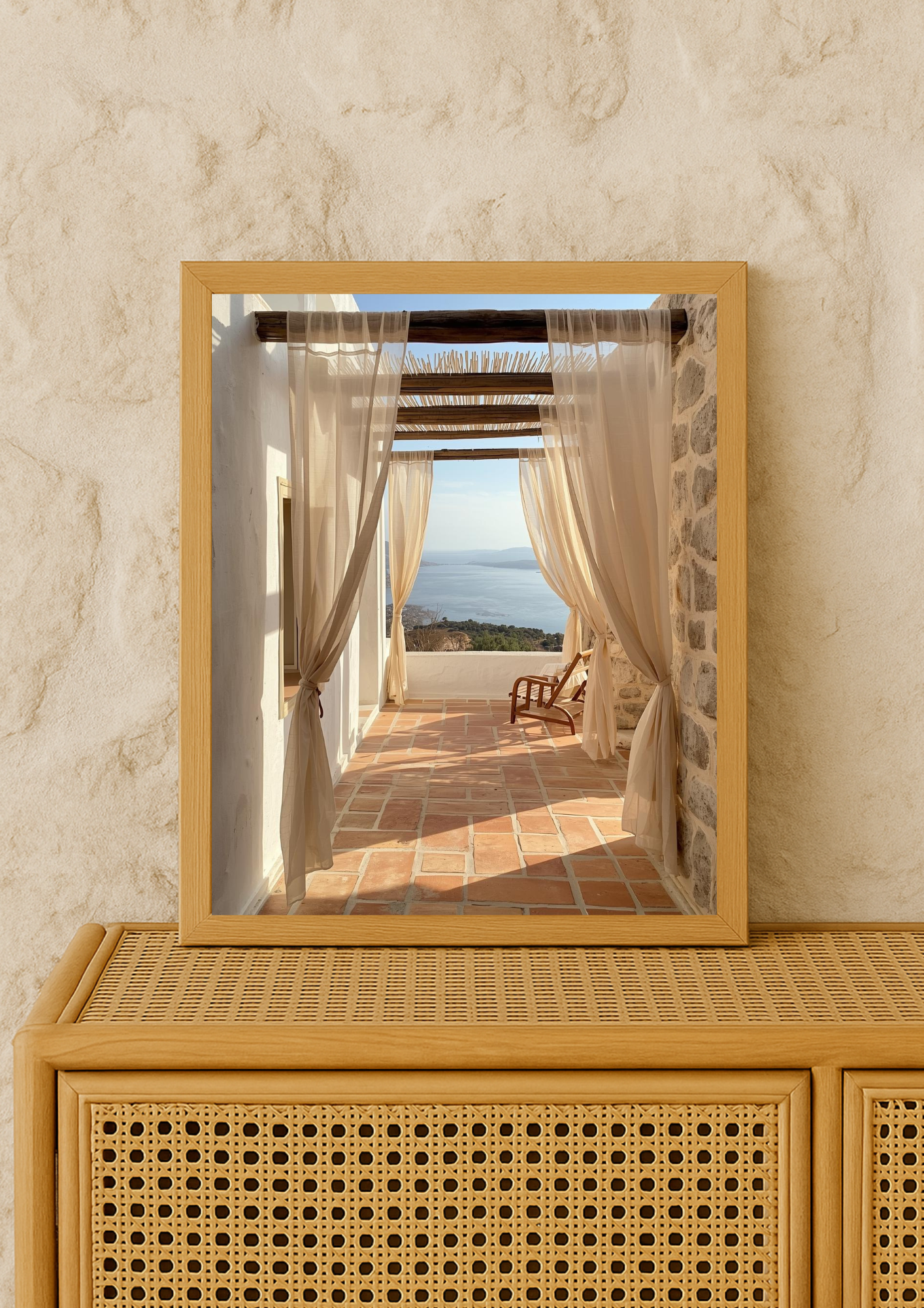Affiche terrasse méditerranéenne avec pergola bois et vue mer – décoration murale lumineuse